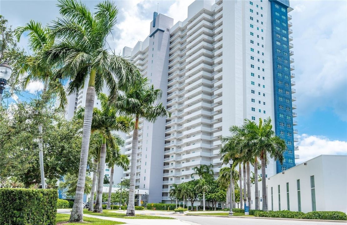 En Renta: $4,999 (3 camas, 3 baños, 2385 Pies cuadrados)