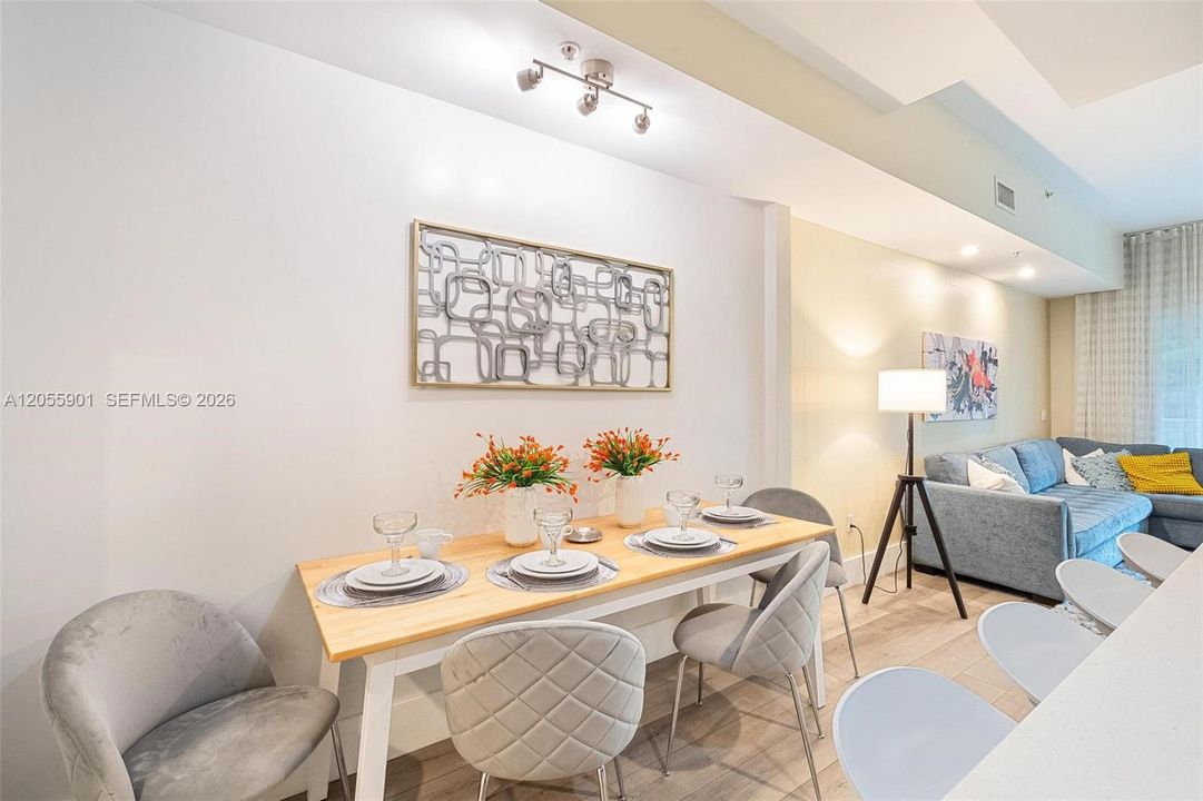 出租: $6,300 (3 贝兹, 4 浴室, 2070 平方英尺)