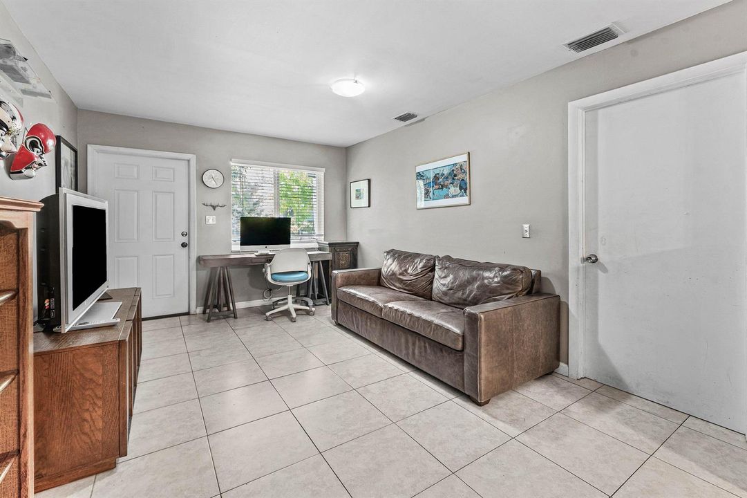 008-417UplandRoad-WestPalmBeach-FL-33401