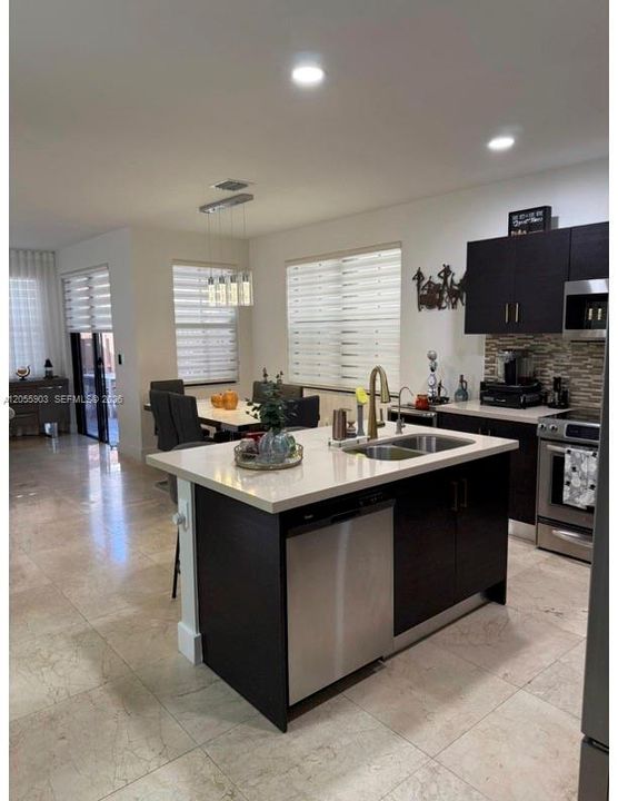En Venta: $845,000 (4 camas, 3 baños, 2170 Pies cuadrados)