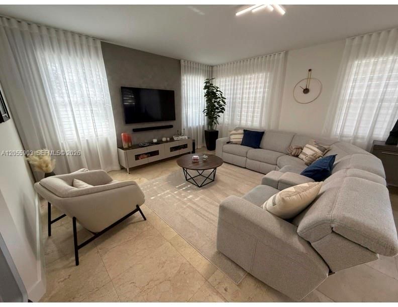 En Venta: $845,000 (4 camas, 3 baños, 2170 Pies cuadrados)