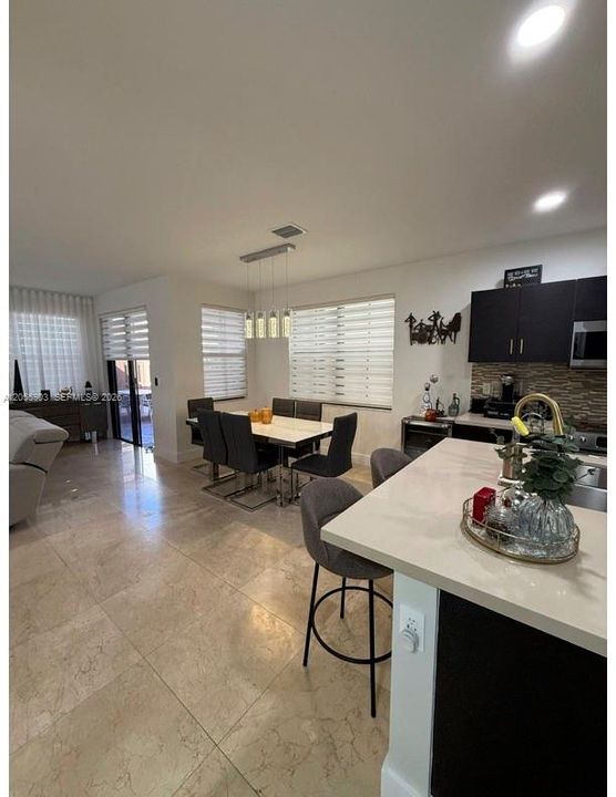 En Venta: $845,000 (4 camas, 3 baños, 2170 Pies cuadrados)