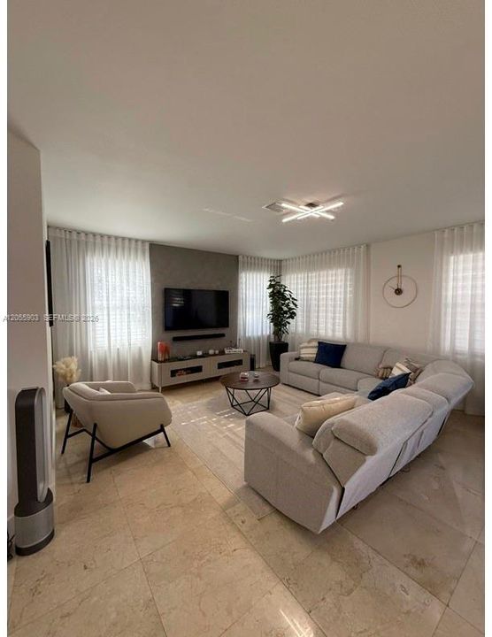 En Venta: $845,000 (4 camas, 3 baños, 2170 Pies cuadrados)