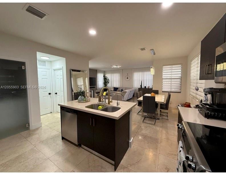 En Venta: $845,000 (4 camas, 3 baños, 2170 Pies cuadrados)