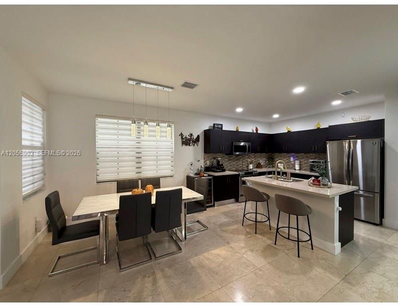 En Venta: $845,000 (4 camas, 3 baños, 2170 Pies cuadrados)