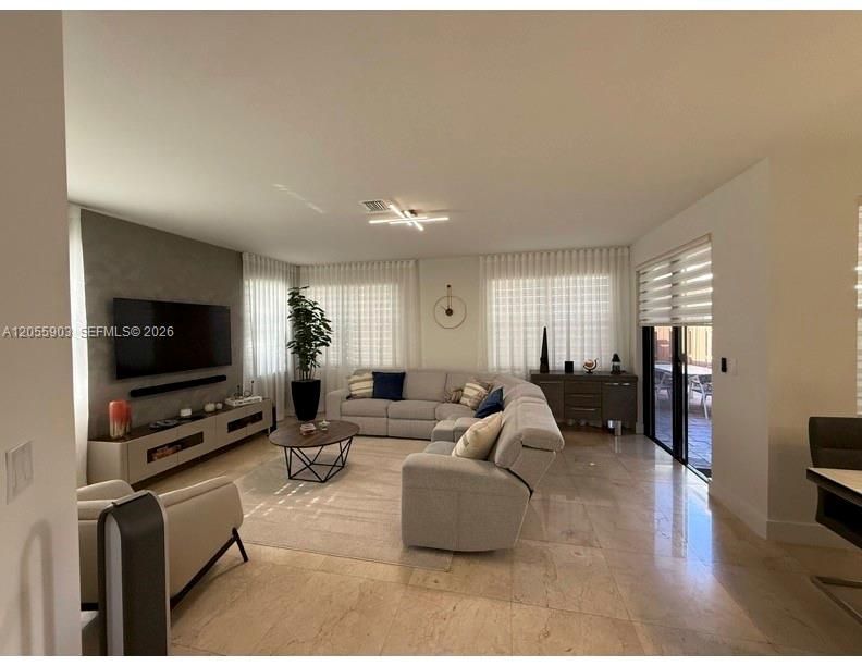 En Venta: $845,000 (4 camas, 3 baños, 2170 Pies cuadrados)