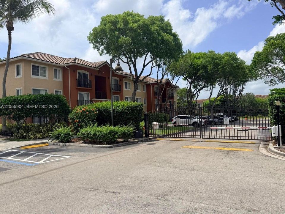 For Rent: $1,700 (1 beds, 1 baths, 746 Square Feet)