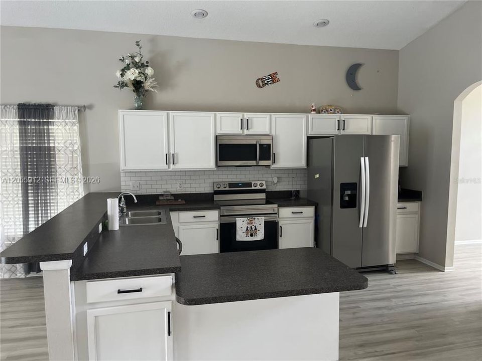 For Rent: $3,200 (6 beds, 4 baths, 2800 Square Feet)