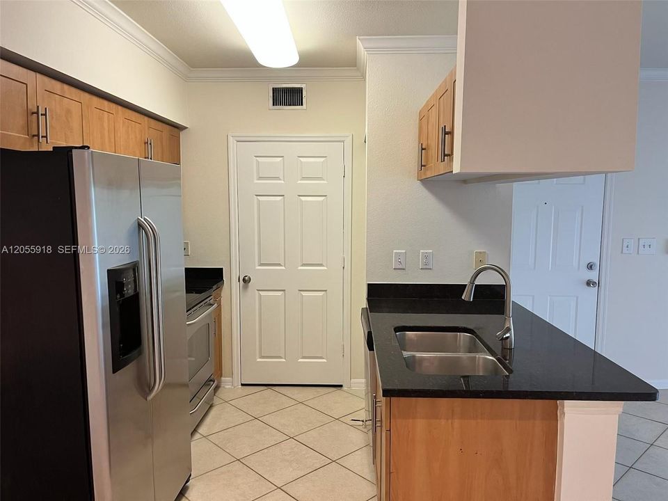 For Rent: $1,800 (1 beds, 1 baths, 740 Square Feet)