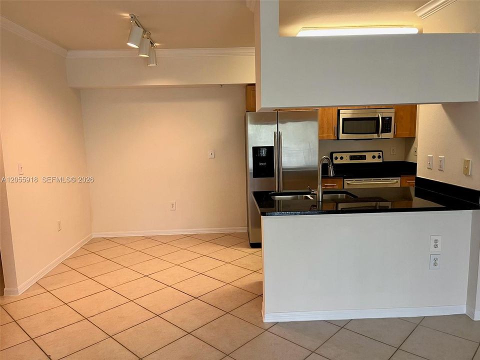 For Rent: $1,800 (1 beds, 1 baths, 740 Square Feet)