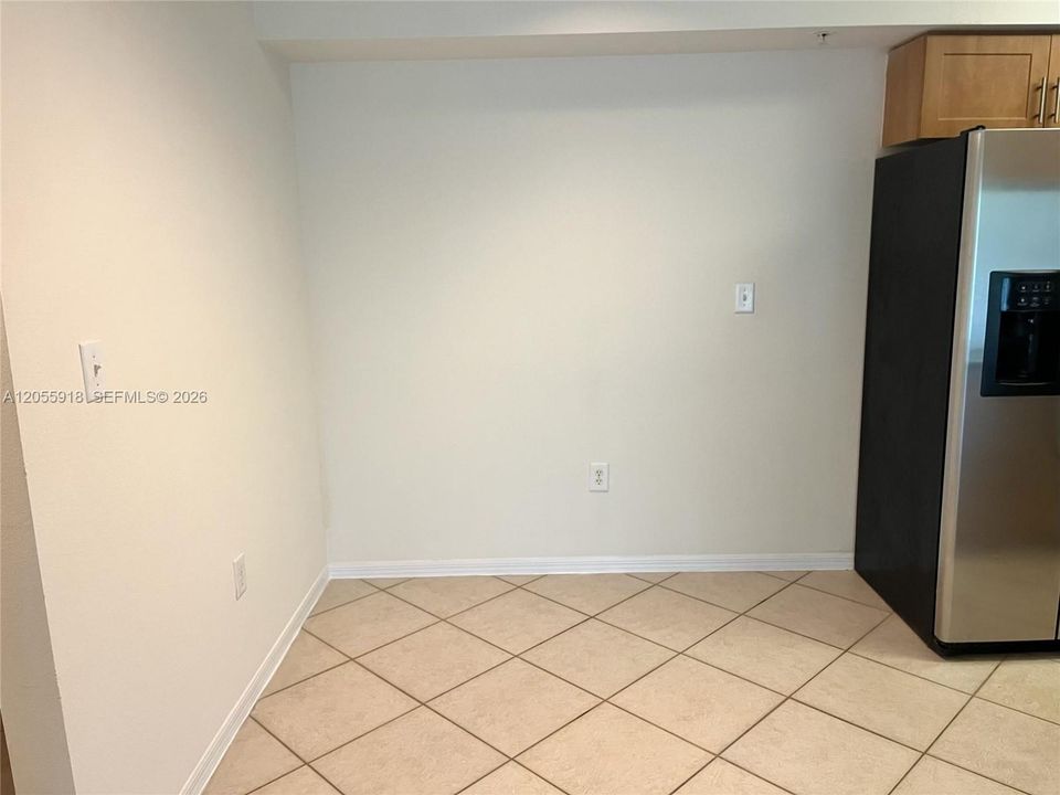 For Rent: $1,800 (1 beds, 1 baths, 740 Square Feet)