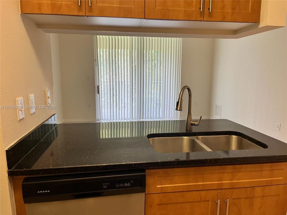 For Rent: $1,800 (1 beds, 1 baths, 740 Square Feet)