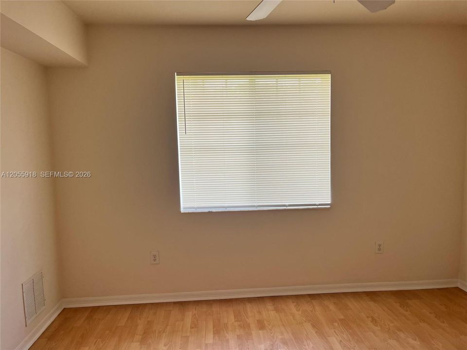 For Rent: $1,800 (1 beds, 1 baths, 740 Square Feet)