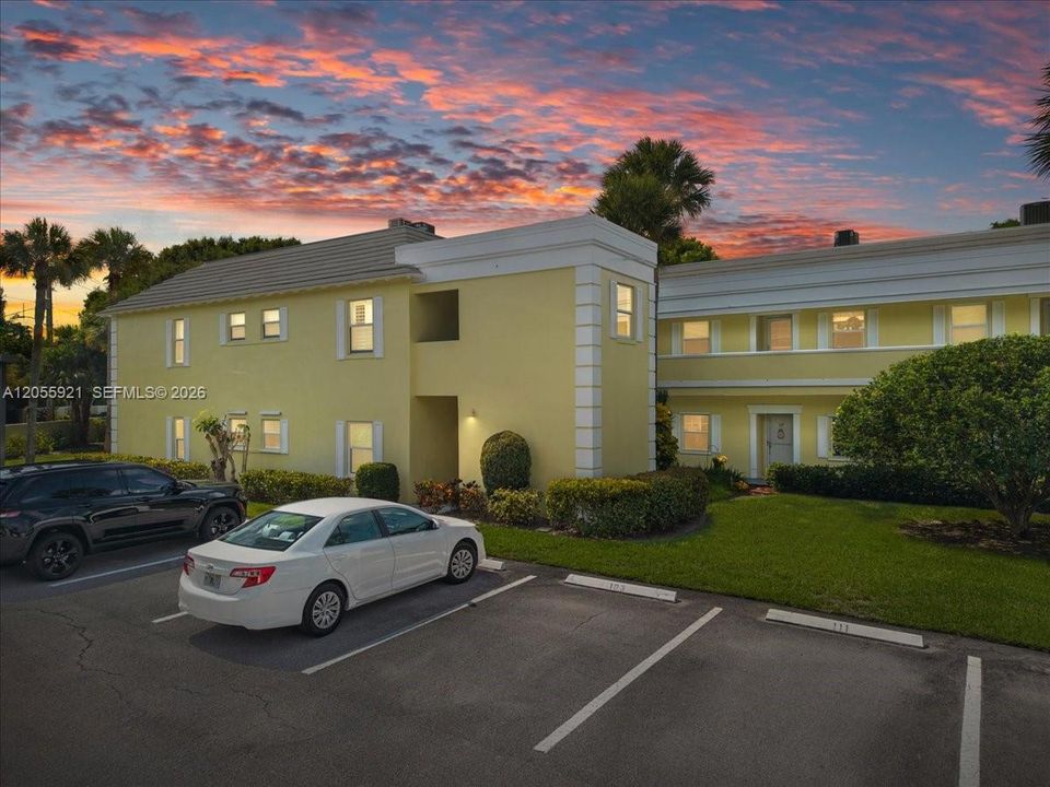 For Sale: $265,000 (2 beds, 2 baths, 1370 Square Feet)