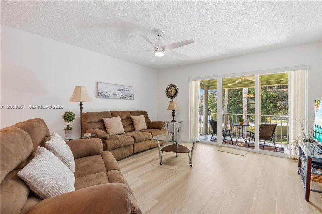 For Sale: $265,000 (2 beds, 2 baths, 1370 Square Feet)