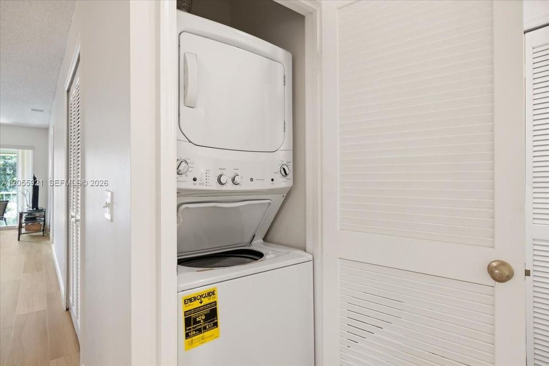 For Sale: $265,000 (2 beds, 2 baths, 1370 Square Feet)