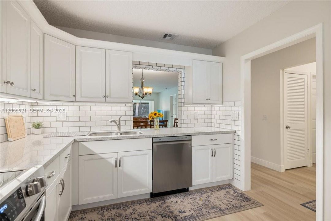 For Sale: $265,000 (2 beds, 2 baths, 1370 Square Feet)