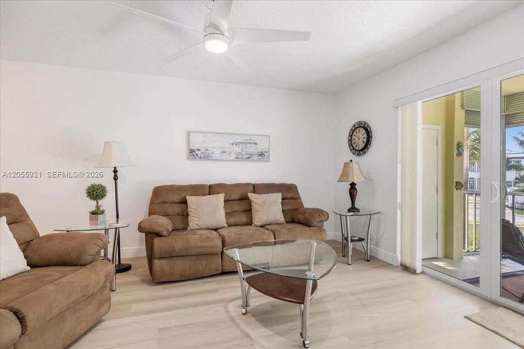 For Sale: $265,000 (2 beds, 2 baths, 1370 Square Feet)
