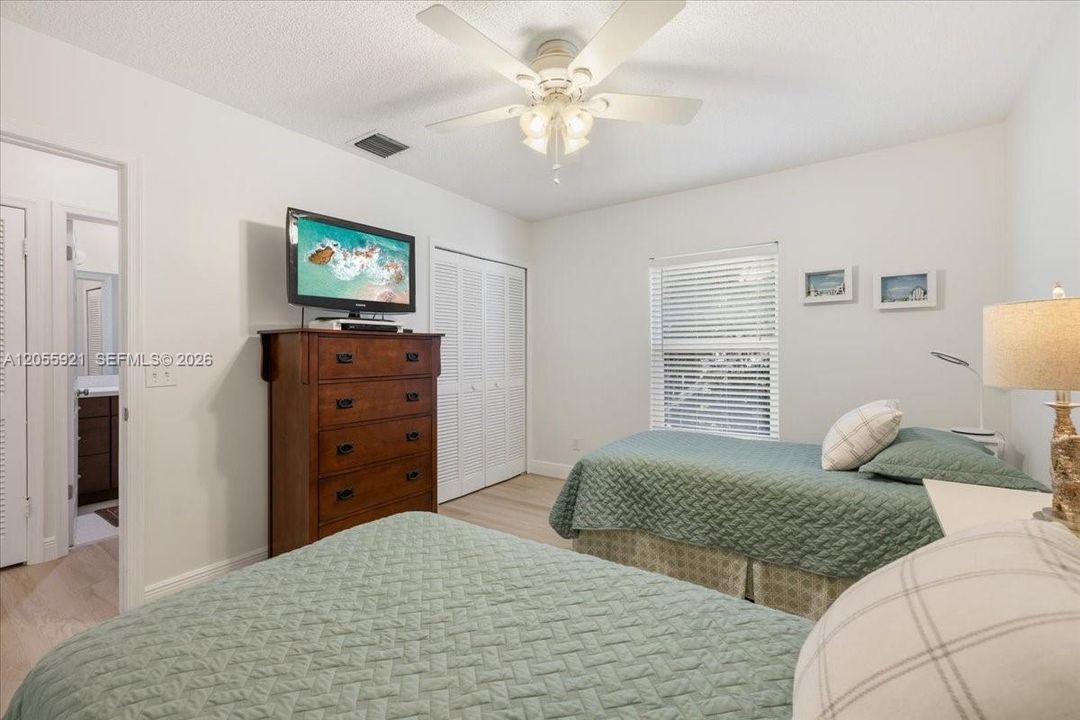 For Sale: $265,000 (2 beds, 2 baths, 1370 Square Feet)