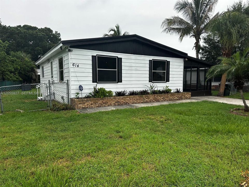 For Sale: $170,000 (2 beds, 2 baths, 936 Square Feet)