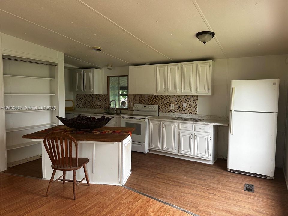 For Sale: $170,000 (2 beds, 2 baths, 936 Square Feet)