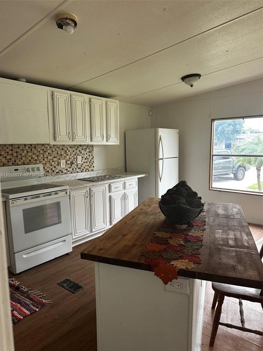 For Sale: $170,000 (2 beds, 2 baths, 936 Square Feet)