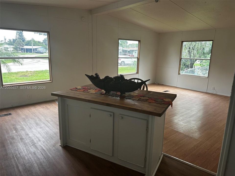For Sale: $170,000 (2 beds, 2 baths, 936 Square Feet)