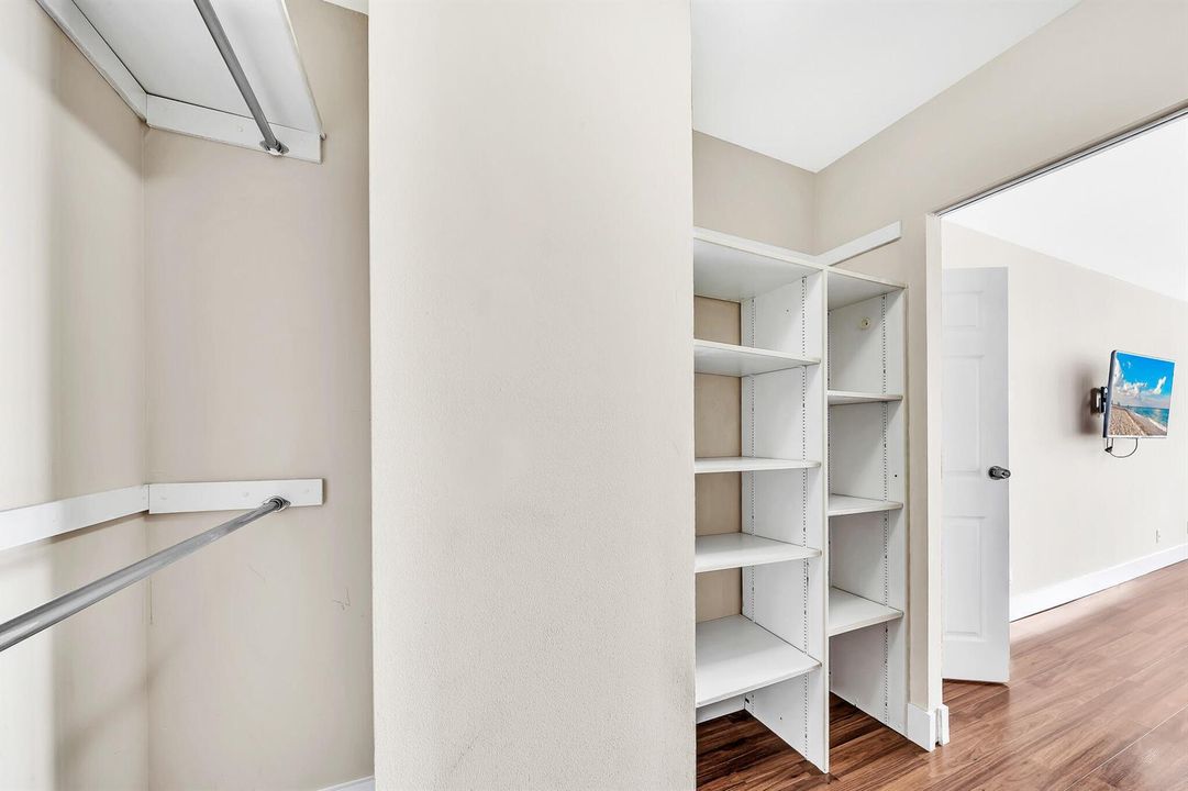 9 Primary Closet (3)