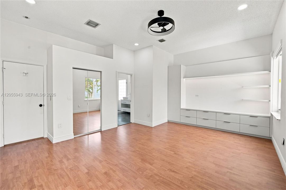 En Venta: $779,999 (3 camas, 3 baños, 2087 Pies cuadrados)