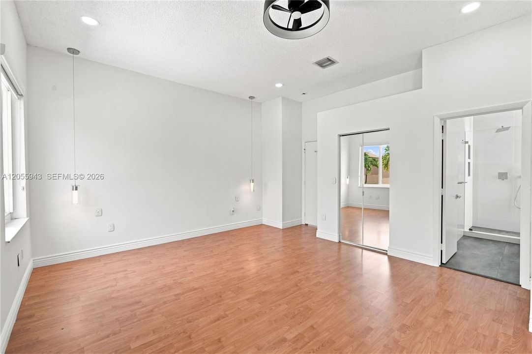 En Venta: $779,999 (3 camas, 3 baños, 2087 Pies cuadrados)