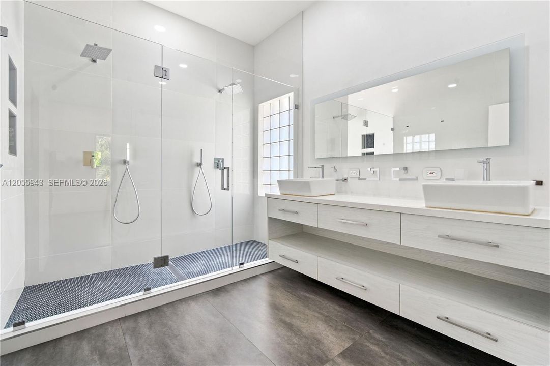 En Venta: $779,999 (3 camas, 3 baños, 2087 Pies cuadrados)