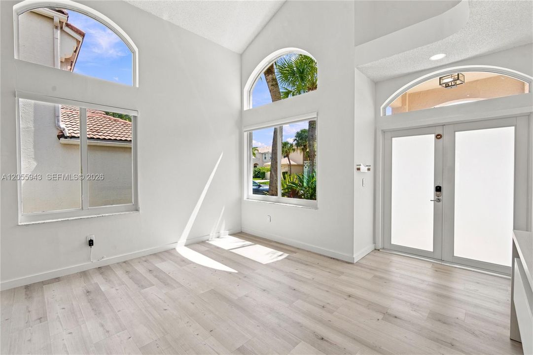 En Venta: $779,999 (3 camas, 3 baños, 2087 Pies cuadrados)
