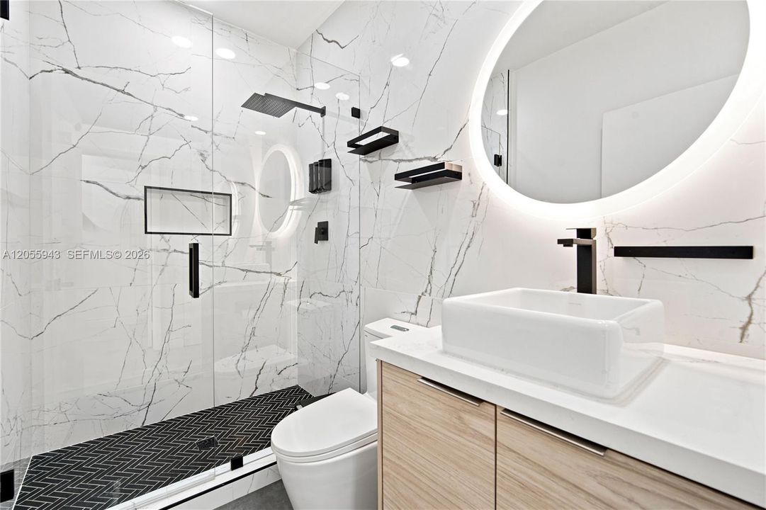 En Venta: $779,999 (3 camas, 3 baños, 2087 Pies cuadrados)