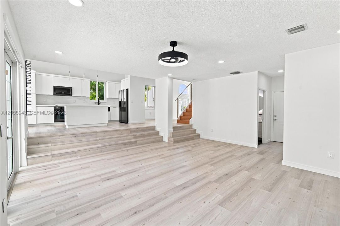 En Venta: $779,999 (3 camas, 3 baños, 2087 Pies cuadrados)