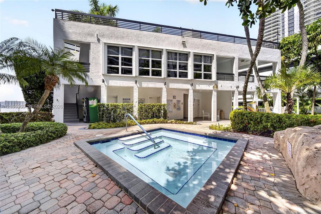 For Sale: $339,000 (2 beds, 2 baths, 1091 Square Feet)