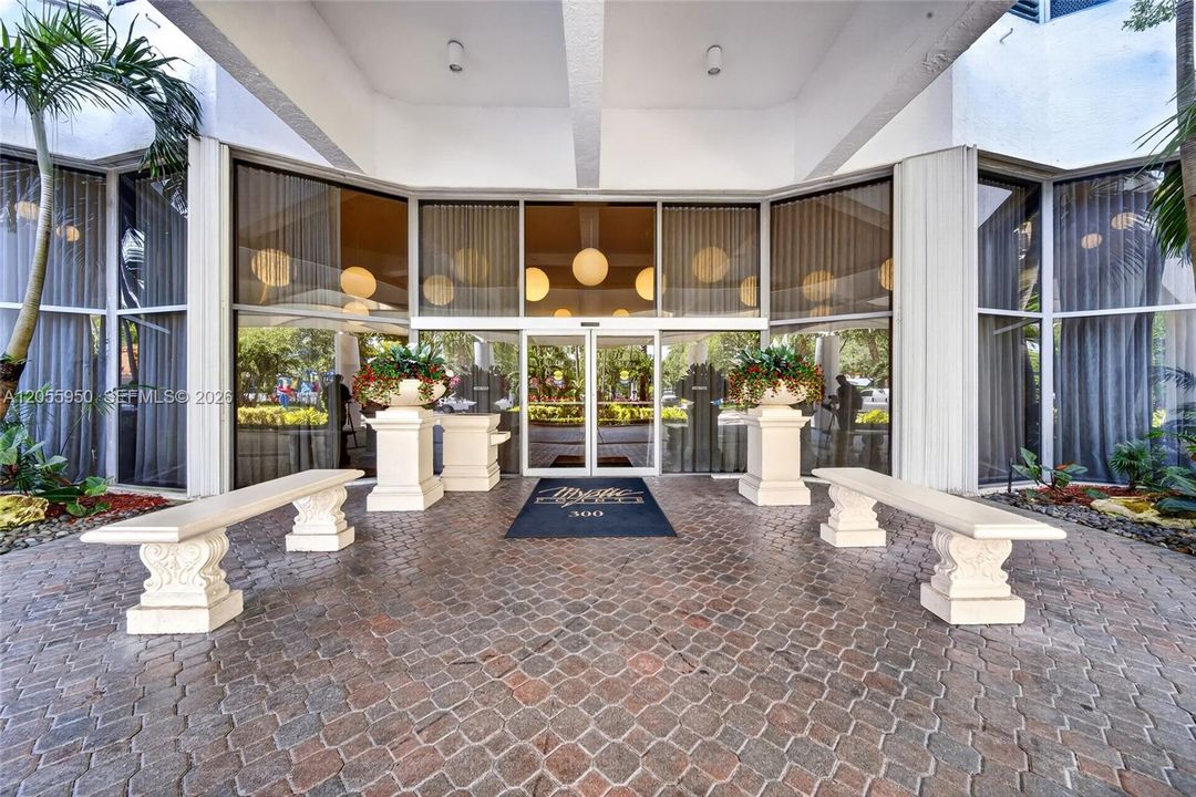 For Sale: $339,000 (2 beds, 2 baths, 1091 Square Feet)