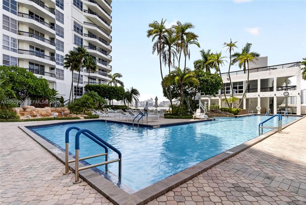 For Sale: $339,000 (2 beds, 2 baths, 1091 Square Feet)