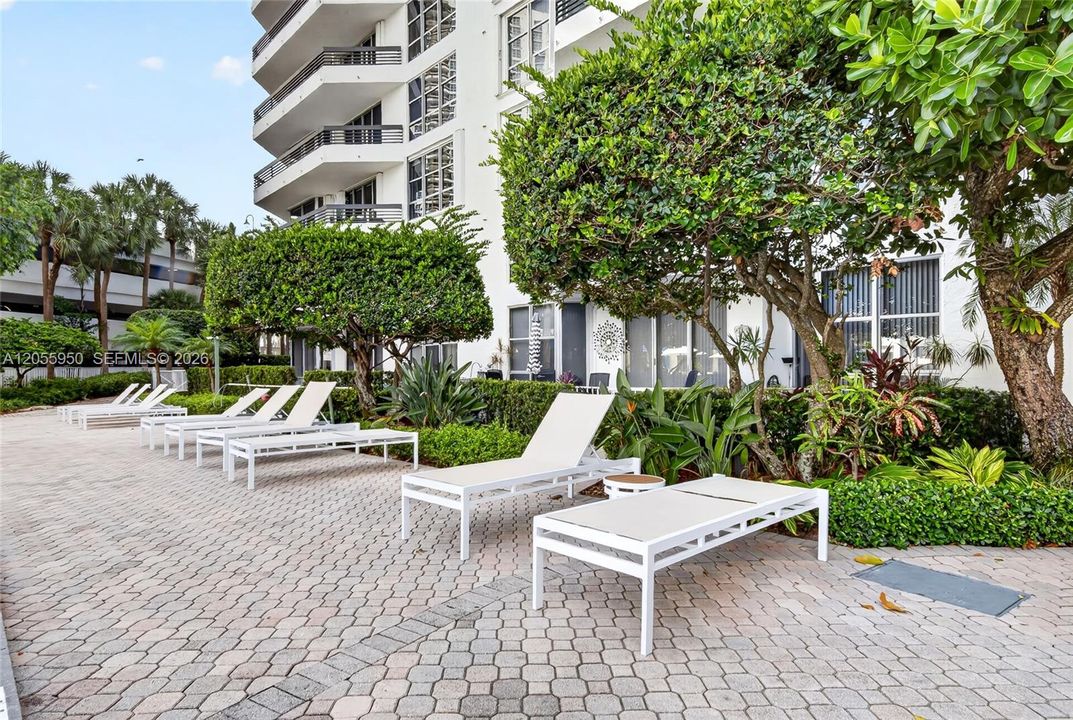 For Sale: $339,000 (2 beds, 2 baths, 1091 Square Feet)