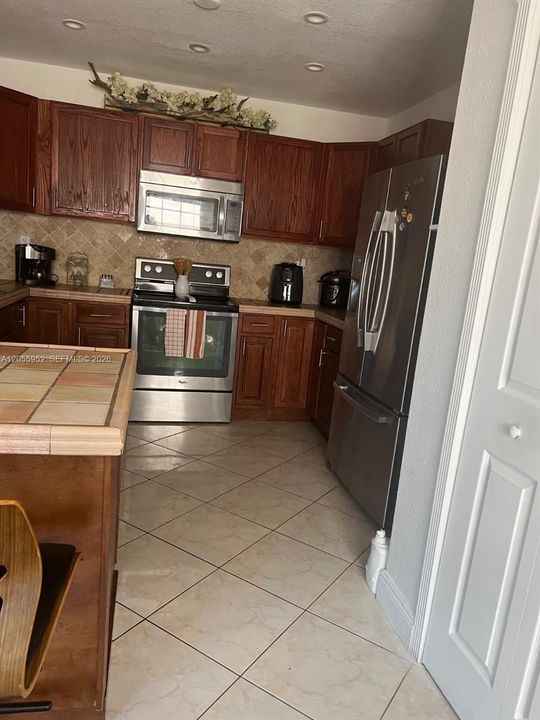 В аренду: $3,800 (4 спален, 2 ванн, 1694 Квадратных фут)