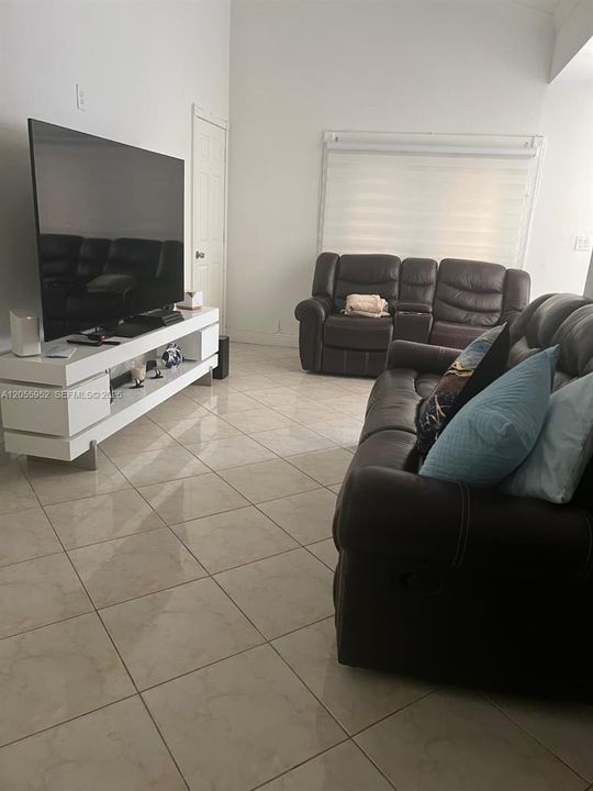 В аренду: $3,800 (4 спален, 2 ванн, 1694 Квадратных фут)