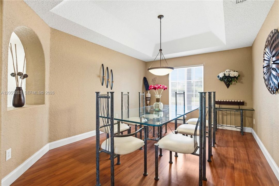 En Venta: $749,800 (4 camas, 2 baños, 2259 Pies cuadrados)