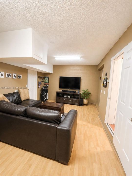 En Venta: $749,800 (4 camas, 2 baños, 2259 Pies cuadrados)