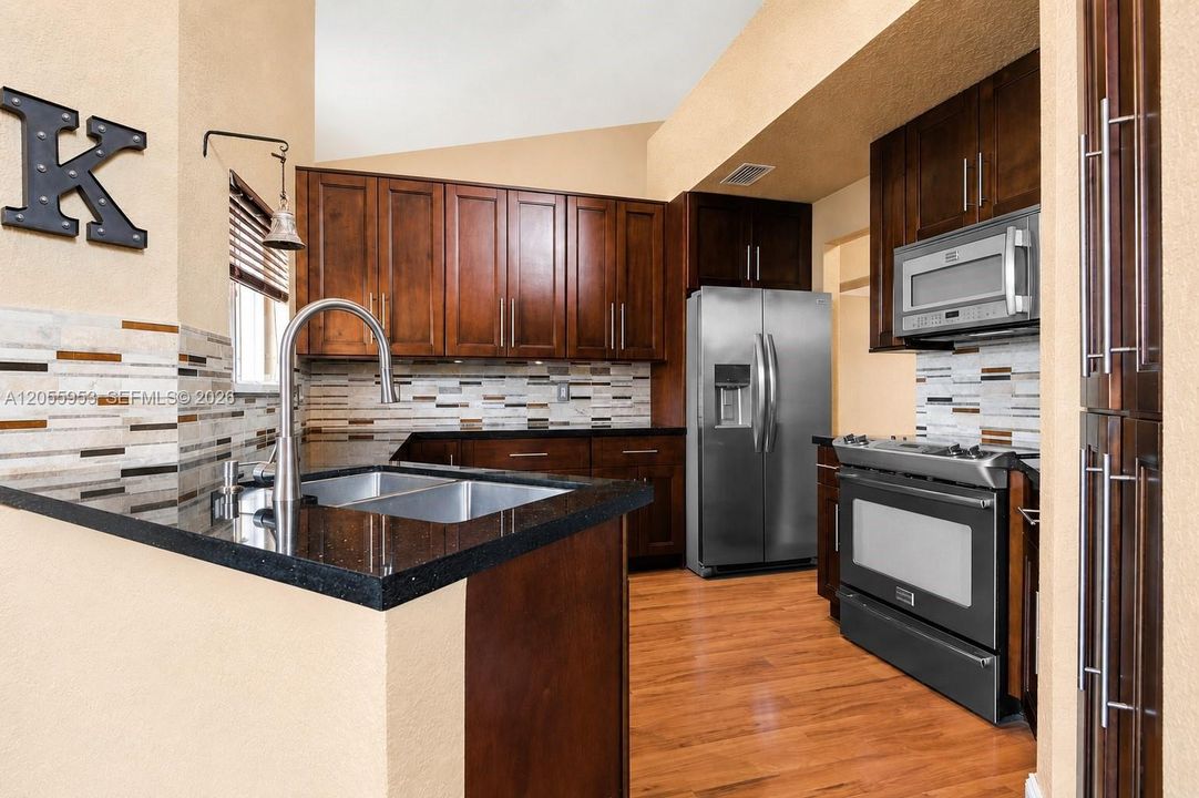 En Venta: $749,800 (4 camas, 2 baños, 2259 Pies cuadrados)