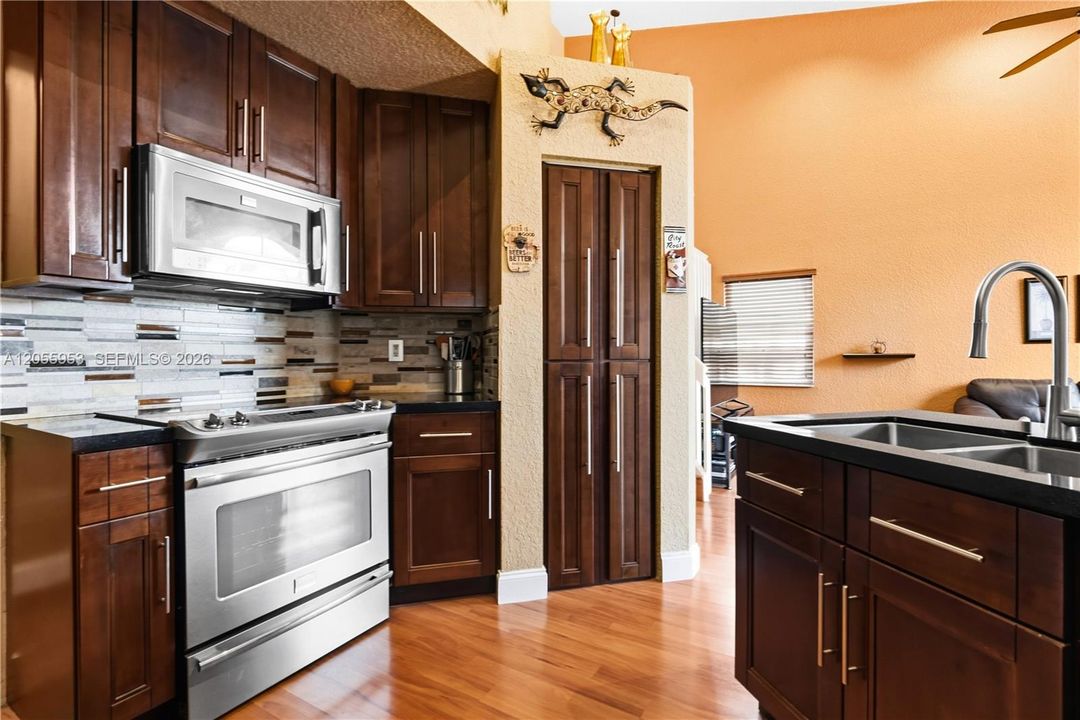 En Venta: $749,800 (4 camas, 2 baños, 2259 Pies cuadrados)