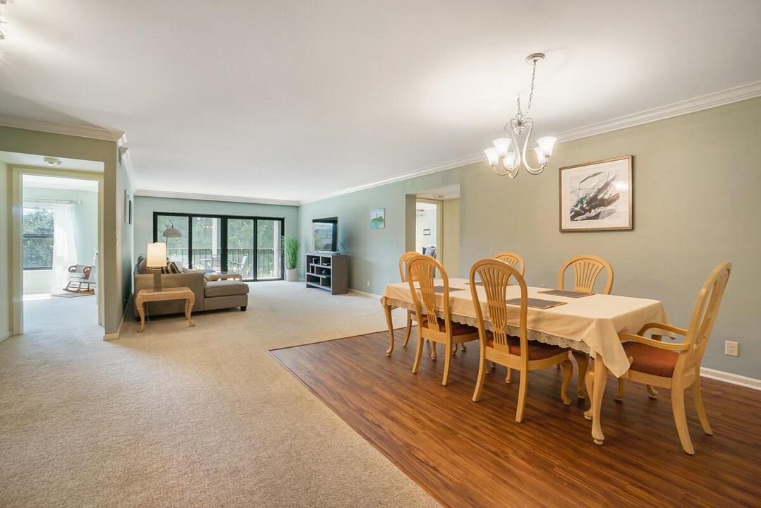 Dining area seats 6