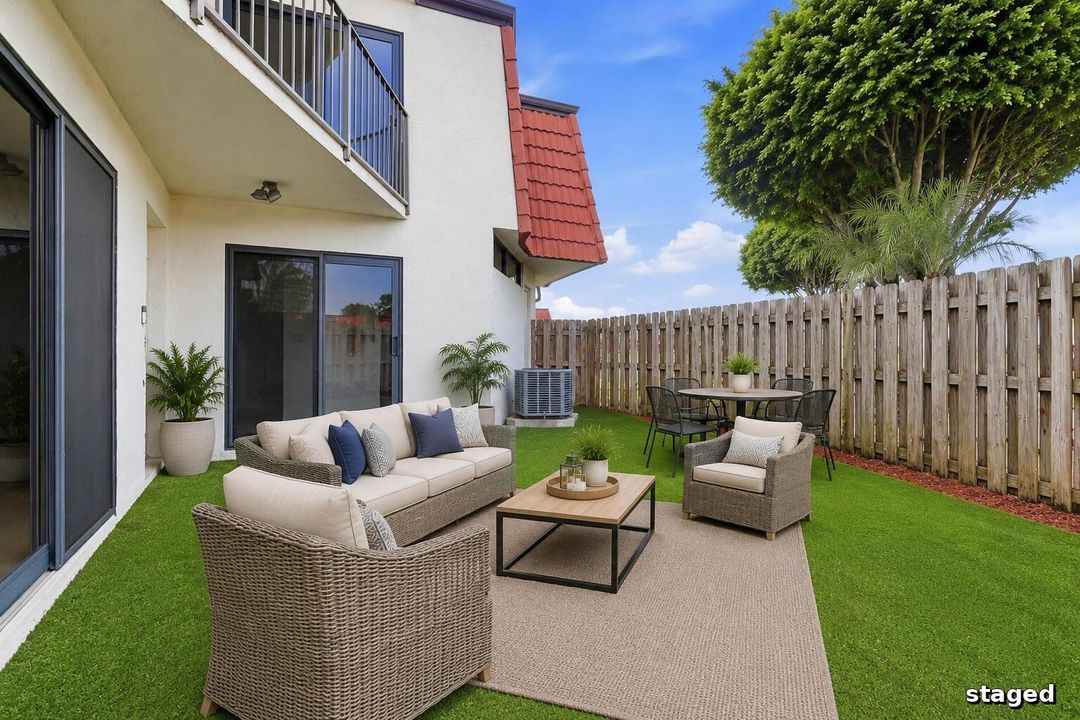 MLS_Staged_Courtyard_02