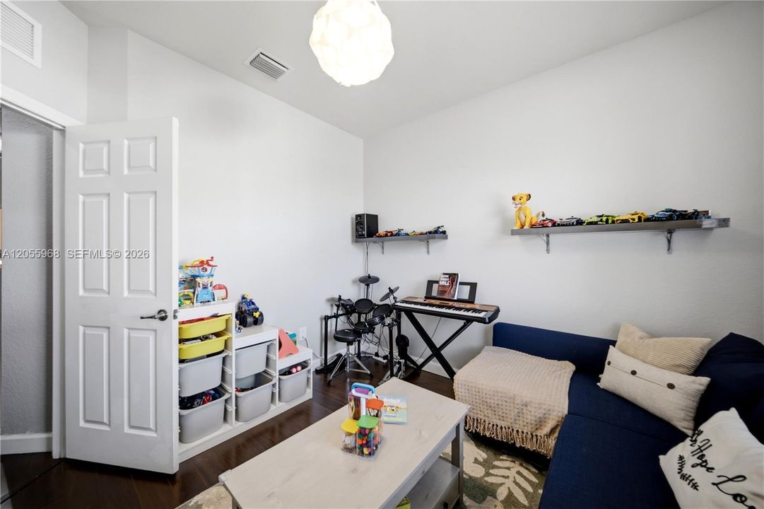 En Venta: $445,000 (4 camas, 3 baños, 1736 Pies cuadrados)