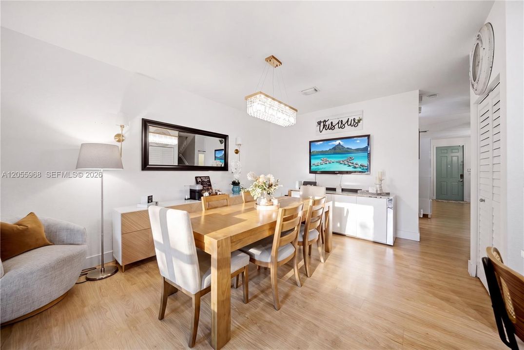 En Venta: $445,000 (4 camas, 3 baños, 1736 Pies cuadrados)