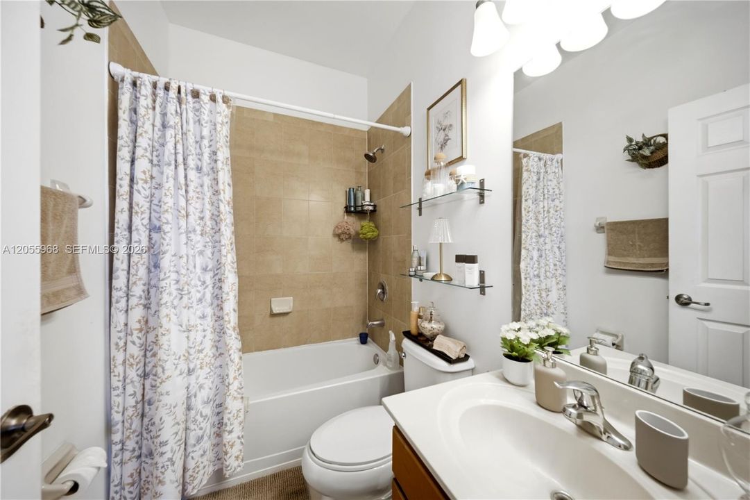 En Venta: $445,000 (4 camas, 3 baños, 1736 Pies cuadrados)
