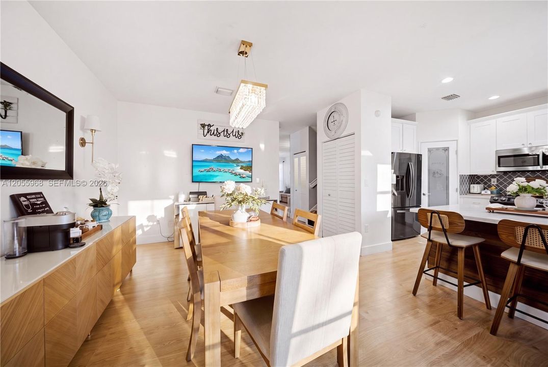 En Venta: $445,000 (4 camas, 3 baños, 1736 Pies cuadrados)